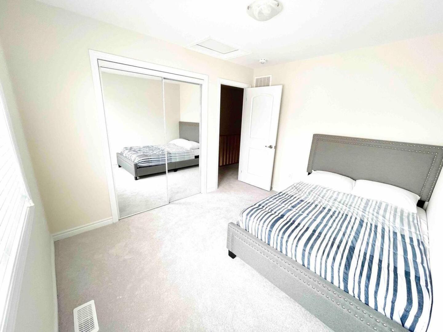 Large 5 Bedroom Newly Built Home Sleeps 12 Persons Thorold Exterior photo